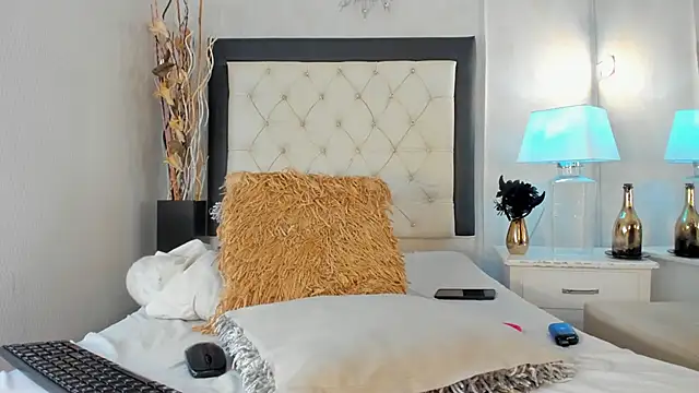 Snapshot of GaleHodge chatting on 10/11/25, 01:09 GaleHodge online show from 10/11/25, 01:09