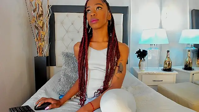 Snapshot of GaleHodge chatting on 10/13/25, 01:00 GaleHodge online show from 10/13/25, 01:00