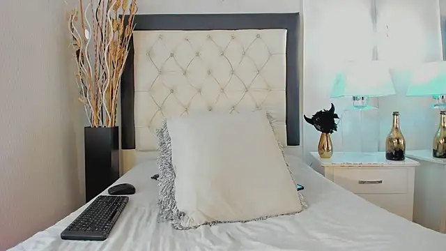 Snapshot of GaleHodge chatting on 10/23/25, 12:59 GaleHodge online show from 10/23/25, 12:59