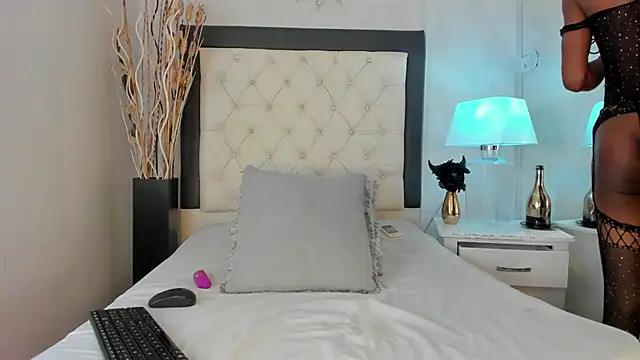 Snapshot of GaleHodge chatting on 10/28/25, 01:03 GaleHodge online show from 10/28/25, 01:03