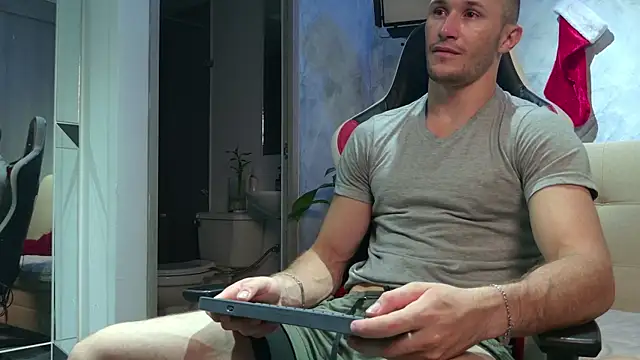 Snapshot of AxelFairchaild chatting on 12/17/25, 12:44 AxelFairchaild online show from 12/17/25, 12:44