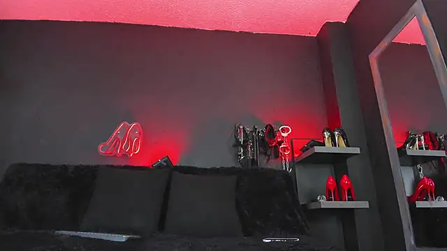 Snapshot of DelaneyStone chatting on 12/14/25, 04:01 DelaneyStone online show from 12/14/25, 04:01