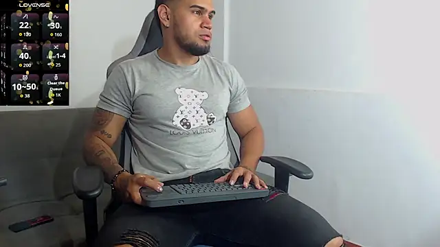 Snapshot of Aaron_Hunter_ chatting on 09/27/25, 08:08 Aaron Hunter online show from 09/27/25, 08:08