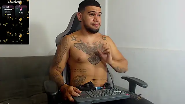 Snapshot of Aaron_Hunter_ chatting on 10/01/25, 08:42 Aaron Hunter online show from 10/01/25, 08:42