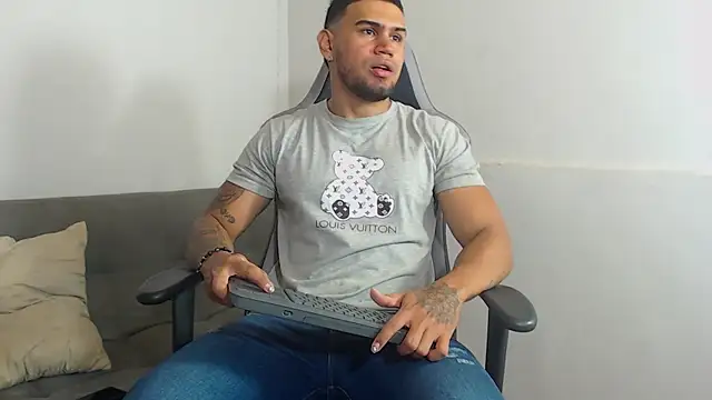 Snapshot of Aaron_Hunter_ chatting on 10/07/25, 03:53 Aaron Hunter online show from 10/07/25, 03:53