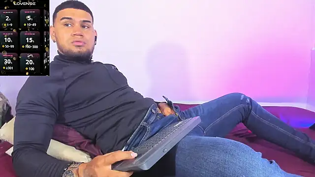 Snapshot of Aaron_Hunter_ chatting on 11/03/25, 11:04 Aaron Hunter online show from 11/03/25, 11:04