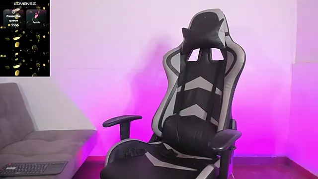 Snapshot of Aaron_Hunter_ chatting on 11/21/25, 07:18 Aaron Hunter online show from 11/21/25, 07:18