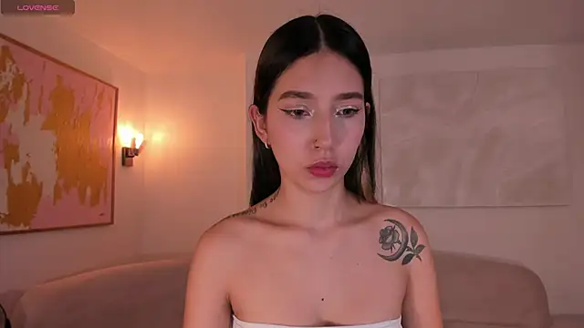 Snapshot of TaraLawrence chatting on 11/11/25, 02:33 TaraLawrence online show from 11/11/25, 02:33