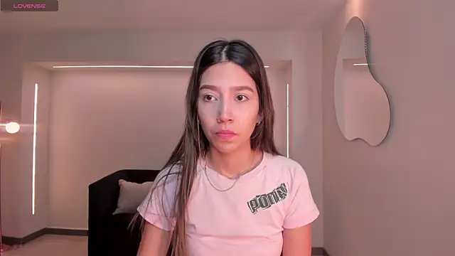 Snapshot of TaraLawrence chatting on 11/15/25, 06:22 TaraLawrence online show from 11/15/25, 06:22