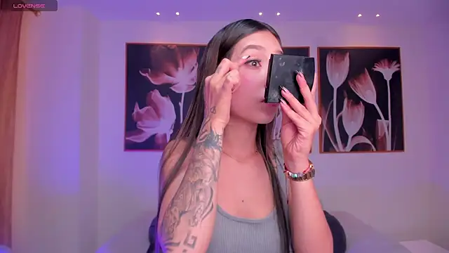 Snapshot of TaraLawrence chatting on 11/21/25, 03:27 TaraLawrence online show from 11/21/25, 03:27