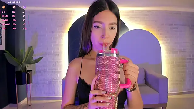 Snapshot of TaraLawrence chatting on 11/29/25, 04:15 TaraLawrence online show from 11/29/25, 04:15