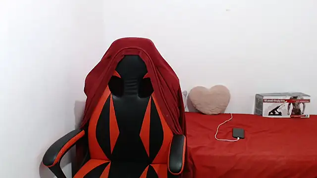 Snapshot of madelyn30 chatting on 11/29/25, 10:57 madelyn30 online show from 11/29/25, 10:57