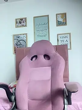 Snapshot of _18_laura chatting on 12/20/24, 06:08 18 laura online show from 12/20/24, 06:08