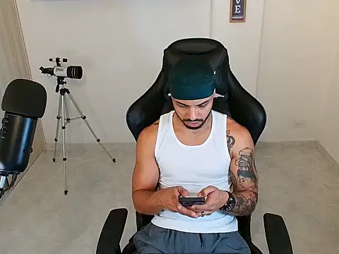 Snapshot of Don_cruz chatting on 10/14/25, 04:30 Don cruz online show from 10/14/25, 04:30