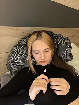 Holly Molii online show from 06/05/26, 06:52