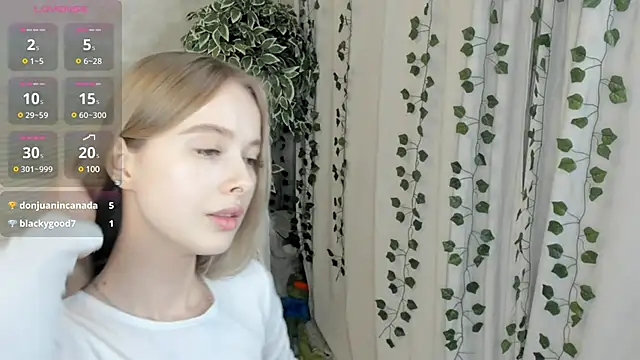 Snapshot of mell_milles chatting on 12/28/24, 08:15 mell milles online show from 12/28/24, 08:15