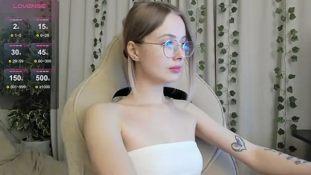 Snapshot of mell_milles chatting on 10/31/25, 03:13 mell milles online show from 10/31/25, 03:13