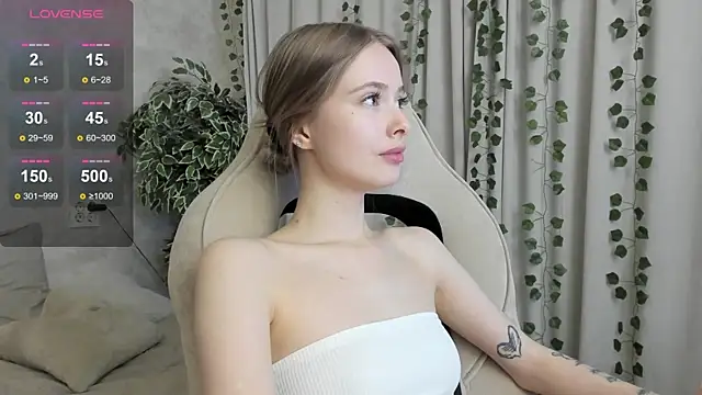 Snapshot of mell_milles chatting on 11/06/25, 03:02 mell milles online show from 11/06/25, 03:02