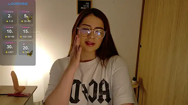 Snapshot of Rachel_t_ chatting on 10/01/25, 10:27 Rachel t  online show from 10/01/25, 10:27