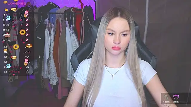 Snapshot of doll_barbieee chatting on 11/29/25, 12:35 doll barbieee online show from 11/29/25, 12:35