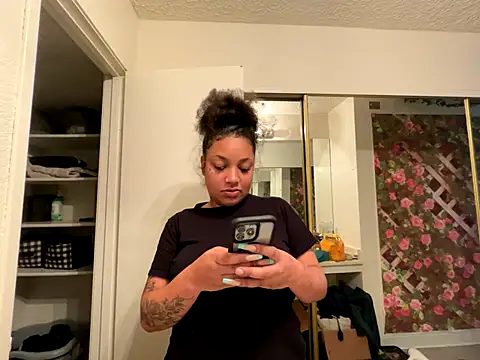 Snapshot of GoddessNih chatting on 10/24/25, 05:53 GoddessNih online show from 10/24/25, 05:53