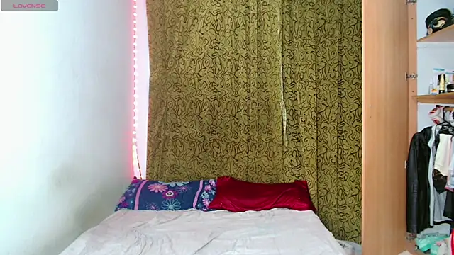 Snapshot of femboykeene chatting on 10/18/25, 10:32 femboykeene online show from 10/18/25, 10:32