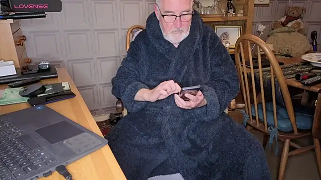 Snapshot of Adamdaddybear chatting on 10/16/25, 08:10 Adamdaddybear online show from 10/16/25, 08:10