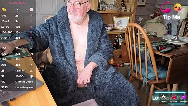 Adamdaddybear online show from 10/19/25, 08:37