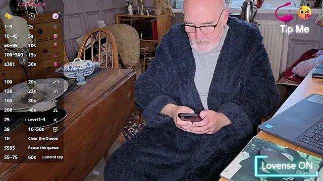 Snapshot of Adamdaddybear chatting on 10/29/25, 07:32 Adamdaddybear online show from 10/29/25, 07:32