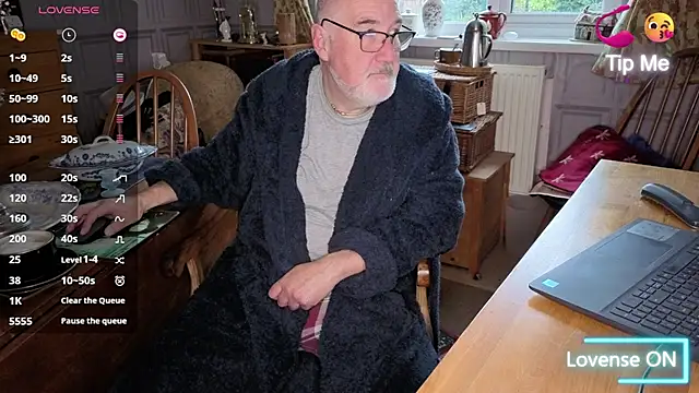 Snapshot of Adamdaddybear chatting on 10/30/25, 07:43 Adamdaddybear online show from 10/30/25, 07:43