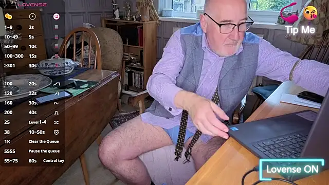 Snapshot of Adamdaddybear chatting on 11/06/25, 02:51 Adamdaddybear online show from 11/06/25, 02:51