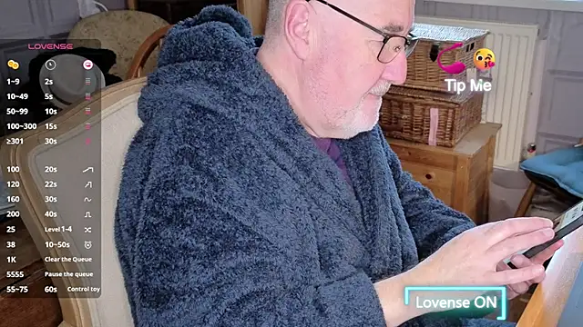 Snapshot of Adamdaddybear chatting on 11/27/25, 08:27 Adamdaddybear online show from 11/27/25, 08:27