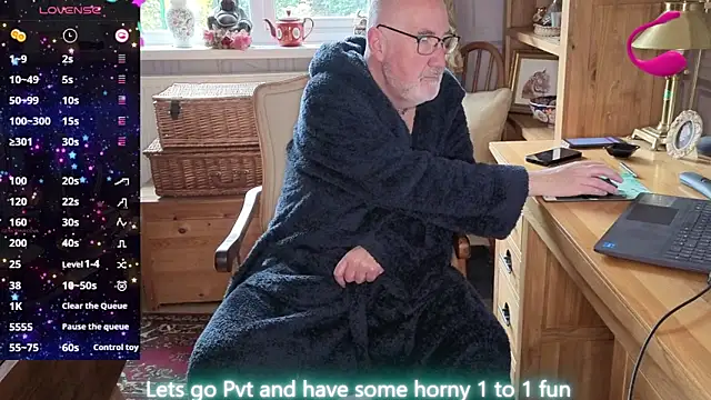 Snapshot of Adamdaddybear chatting on 04/04/26, 07:28 Adamdaddybear online show from 04/04/26, 07:28