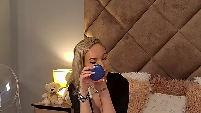 JaquelineM online show from 12/10/24, 07:16
