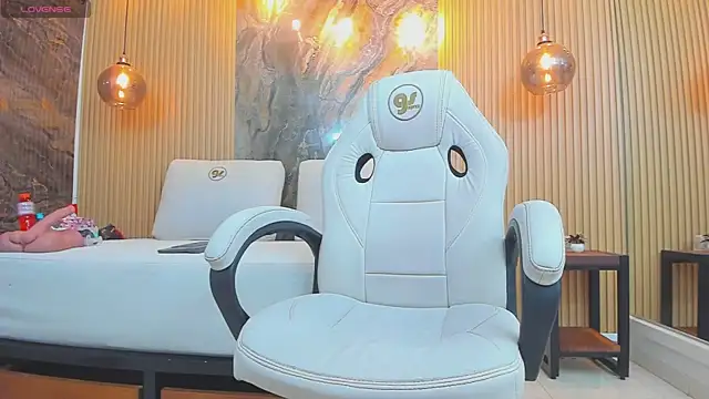 Snapshot of ella_harper chatting on 10/22/25, 03:29 ella harper online show from 10/22/25, 03:29