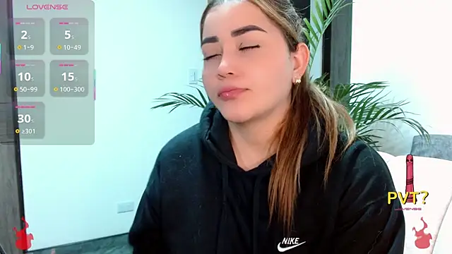 Snapshot of Lucia_star__ chatting on 10/19/25, 11:49 Lucia star online show from 10/19/25, 11:49