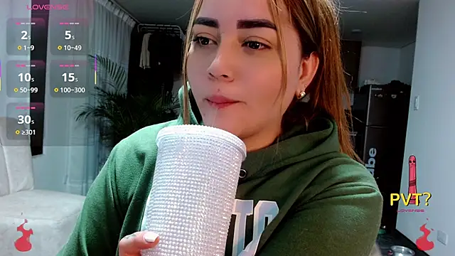 Snapshot of Lucia_star__ chatting on 11/14/25, 01:15 Lucia star online show from 11/14/25, 01:15