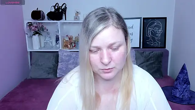 AnnaXCherri online show from 10/31/25, 03:07