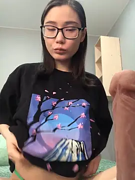 Snapshot of Milka23 chatting on 02/14/25, 11:42 Milka23 online show from 02/14/25, 11:42