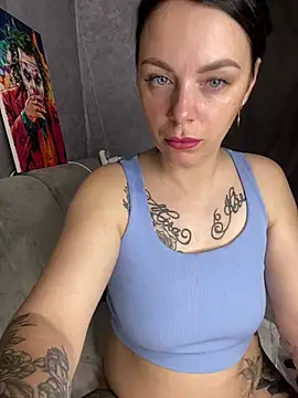 Lola Hale online show from 06/12/26, 08:30