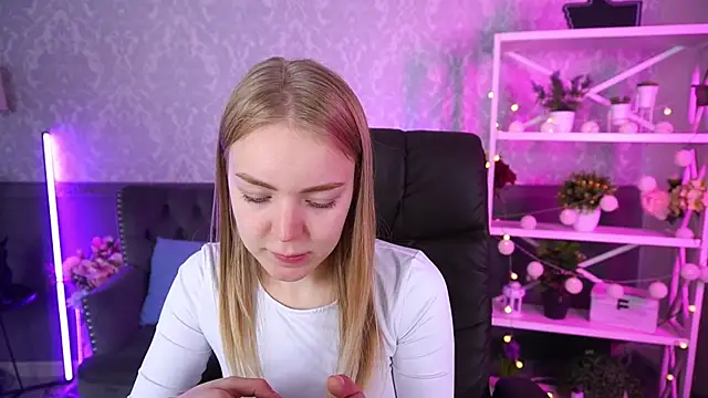 Snapshot of EmilySunshineS chatting on 10/02/25, 07:04 EmilySunshineS online show from 10/02/25, 07:04