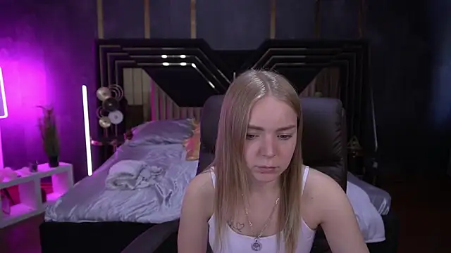 Snapshot of EmilySunshineS chatting on 10/13/25, 01:44 EmilySunshineS online show from 10/13/25, 01:44