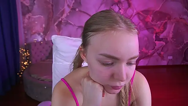 Snapshot of EmilySunshineS chatting on 10/26/25, 08:20 EmilySunshineS online show from 10/26/25, 08:20