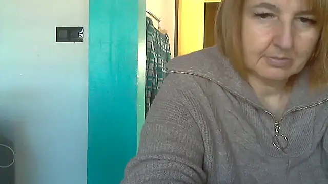 Snapshot of Sandcoq chatting on 10/13/25, 08:47 Sandcoq online show from 10/13/25, 08:47