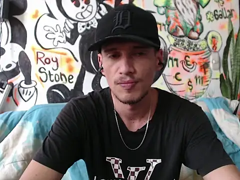 Snapshot of roystonee01 chatting on 09/16/25, 03:02 roystonee01 online show from 09/16/25, 03:02