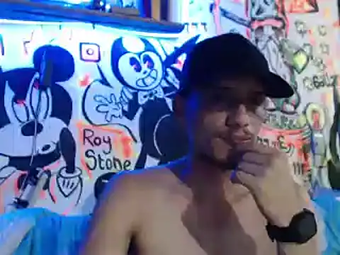 Snapshot of roystonee01 chatting on 09/18/25, 01:18 roystonee01 online show from 09/18/25, 01:18