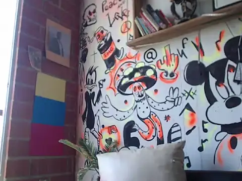 Snapshot of roystonee01 chatting on 09/22/25, 05:37 roystonee01 online show from 09/22/25, 05:37