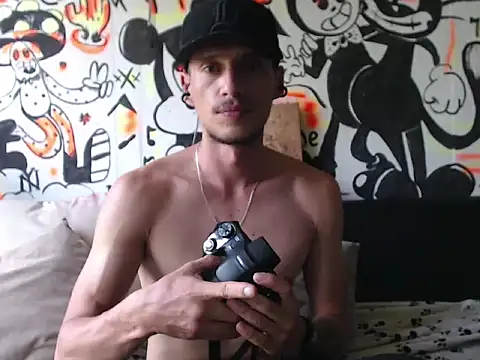 Snapshot of roystonee01 chatting on 09/24/25, 05:16 roystonee01 online show from 09/24/25, 05:16