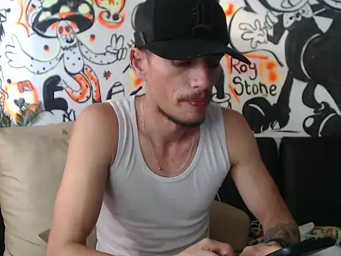 Snapshot of roystonee01 chatting on 10/06/25, 09:01 roystonee01 online show from 10/06/25, 09:01