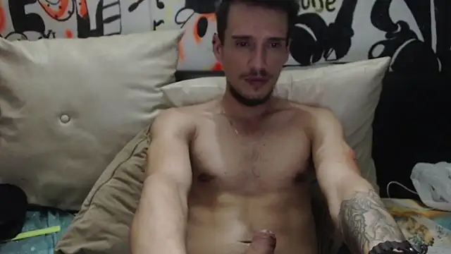 Snapshot of roystonee01 chatting on 10/18/25, 07:53 roystonee01 online show from 10/18/25, 07:53